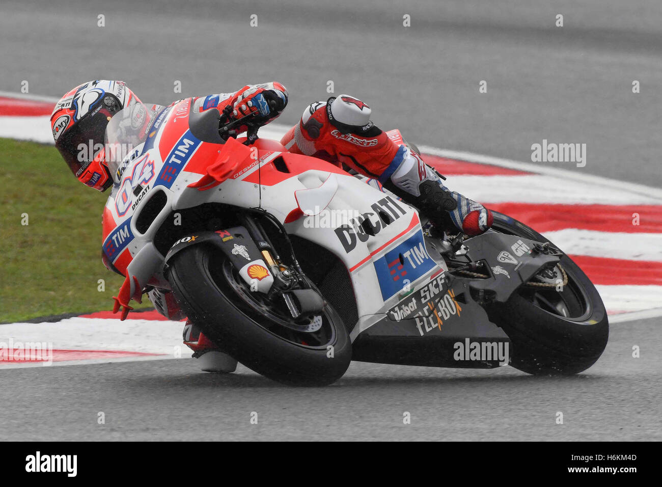 KUALA LUMPUR, MALAYSIA - 30 Oktober: Andrea Dovizioso Italiens und Ducati Team in Aktion während des MotoGP-Rennens der Malaysian Motorcycle Grand Prix am 30. Oktober 2016, auf Sepang International Circuit in Sepang, Malaysia. Foto Marco Iorio) Stockfoto