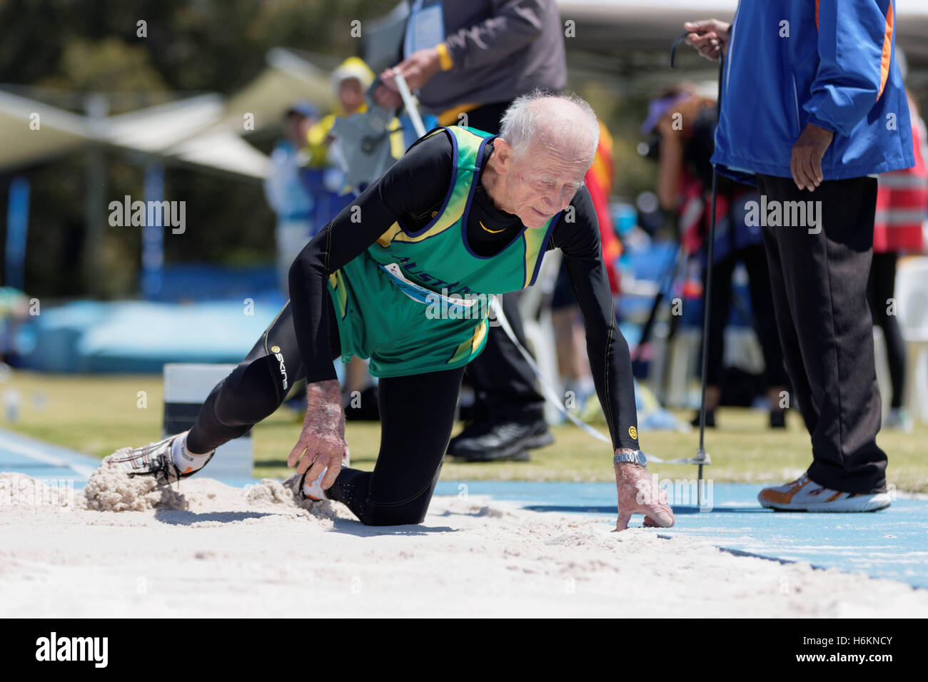 Perth, Australien. 31. Oktober 2016. PERTH, AUSTRALIEN. 31. Oktober 2016. Derry Foley von Australien konkurriert in der Weitsprung Veranstaltung für die Herren 85-89 Jahr Kategorie bei den World Masters Athletic Championships. Bildnachweis: Trevor Collens/Alamy Live-Nachrichten Stockfoto