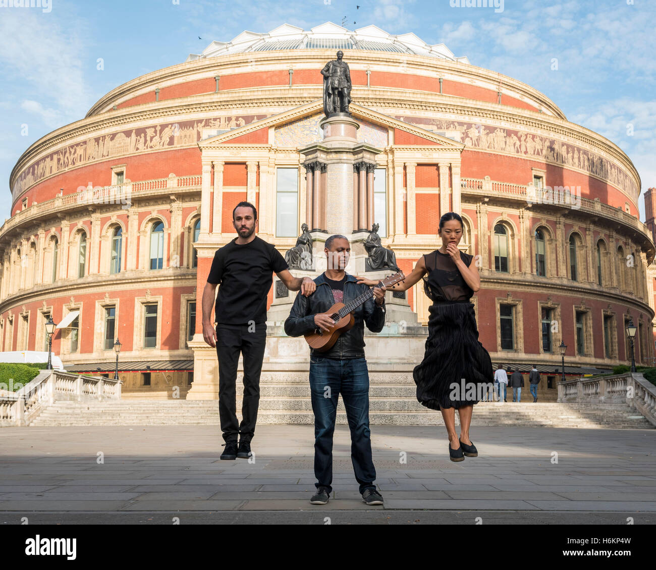 London, UK.  31. Oktober 2016.  Gefeierte Musiker, Nitin Sawhney (C), ist, mit Hip-Hop-Tänzer, Wang Ramirez (Honji Wang (R) und Sebastien Ramirez (L)) außerhalb der Royal Albert Hall vor einer einmaligen Show am Mittwoch 2. November gesehen.  Die Show wird Nitin Sawhney Musizierens aus seinem aktuellen Album "Dystopischen Traum", begleitet von eigens in Auftrag gegebene Choreographie von Wang Ramirez in der ersten Funktion jemals Koproduktion zwischen der Royal Albert Hall und Sadler es Wells. Bildnachweis: Stephen Chung / Alamy Live News Stockfoto