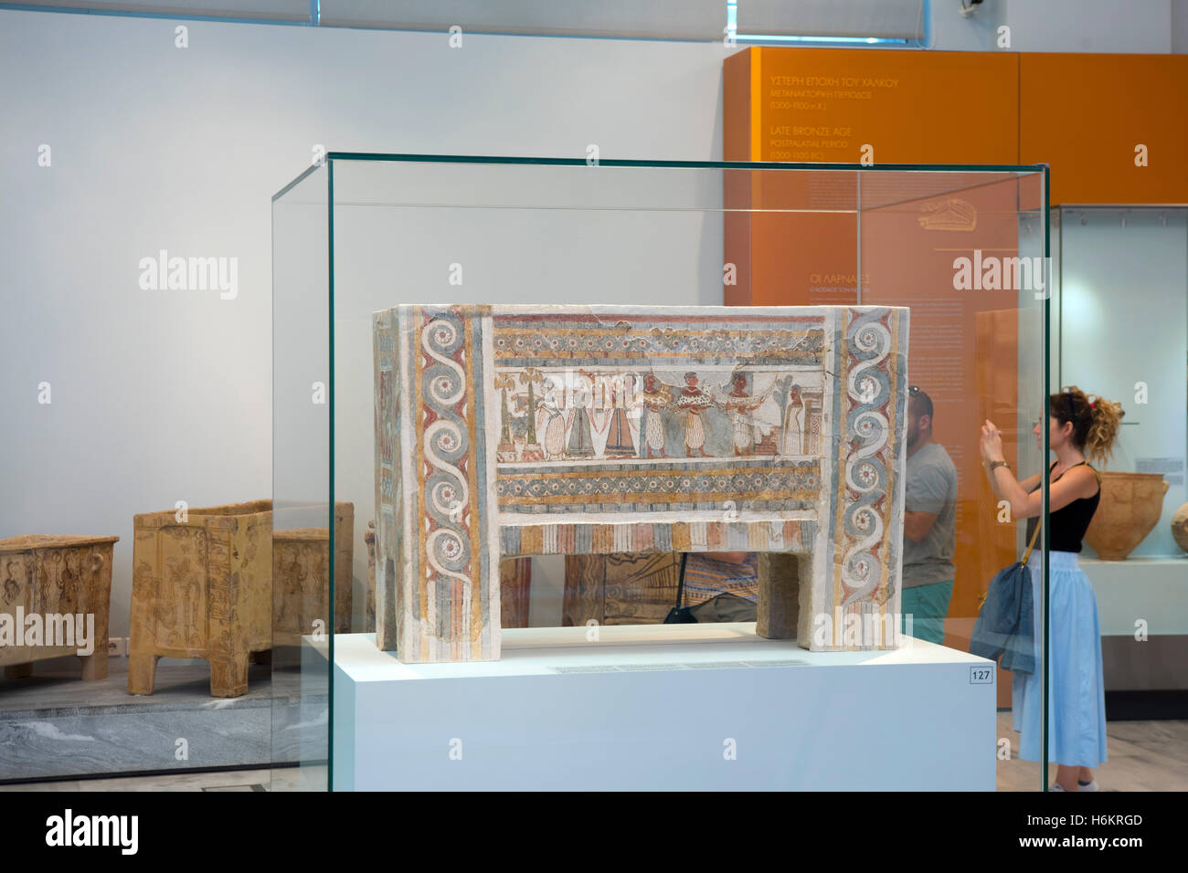 Griechenland, Kreta, Heraklion, Archäologisches Museum, Minoischer Sarkophag aus Agia Triada zermatscht 14. Jahrhundert v. Chr. Stockfoto