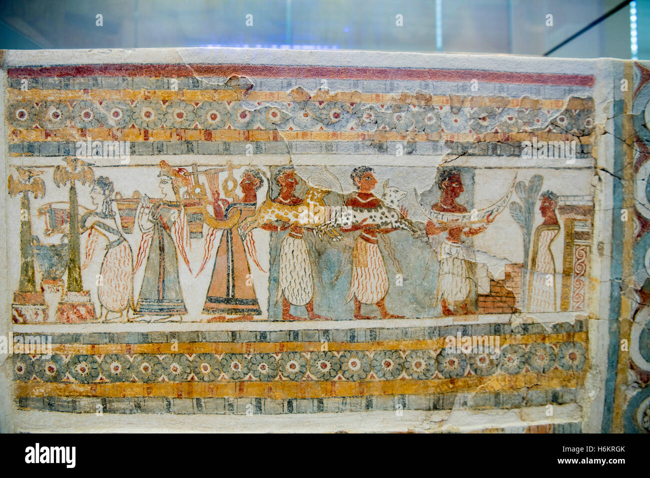 Griechenland, Kreta, Heraklion, Archäologisches Museum, Detail Eines Minoischen Sarkophags aus Agia Triada: Rechter Krimi-der Stockfoto