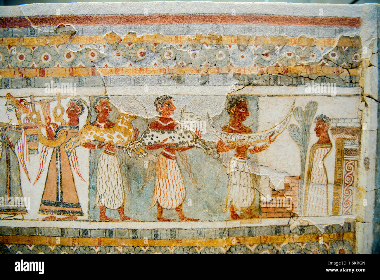 Griechenland, Kreta, Heraklion, Archäologisches Museum, Detail Eines Minoischen Sarkophags aus Agia Triada: Rechter Krimi-der Stockfoto