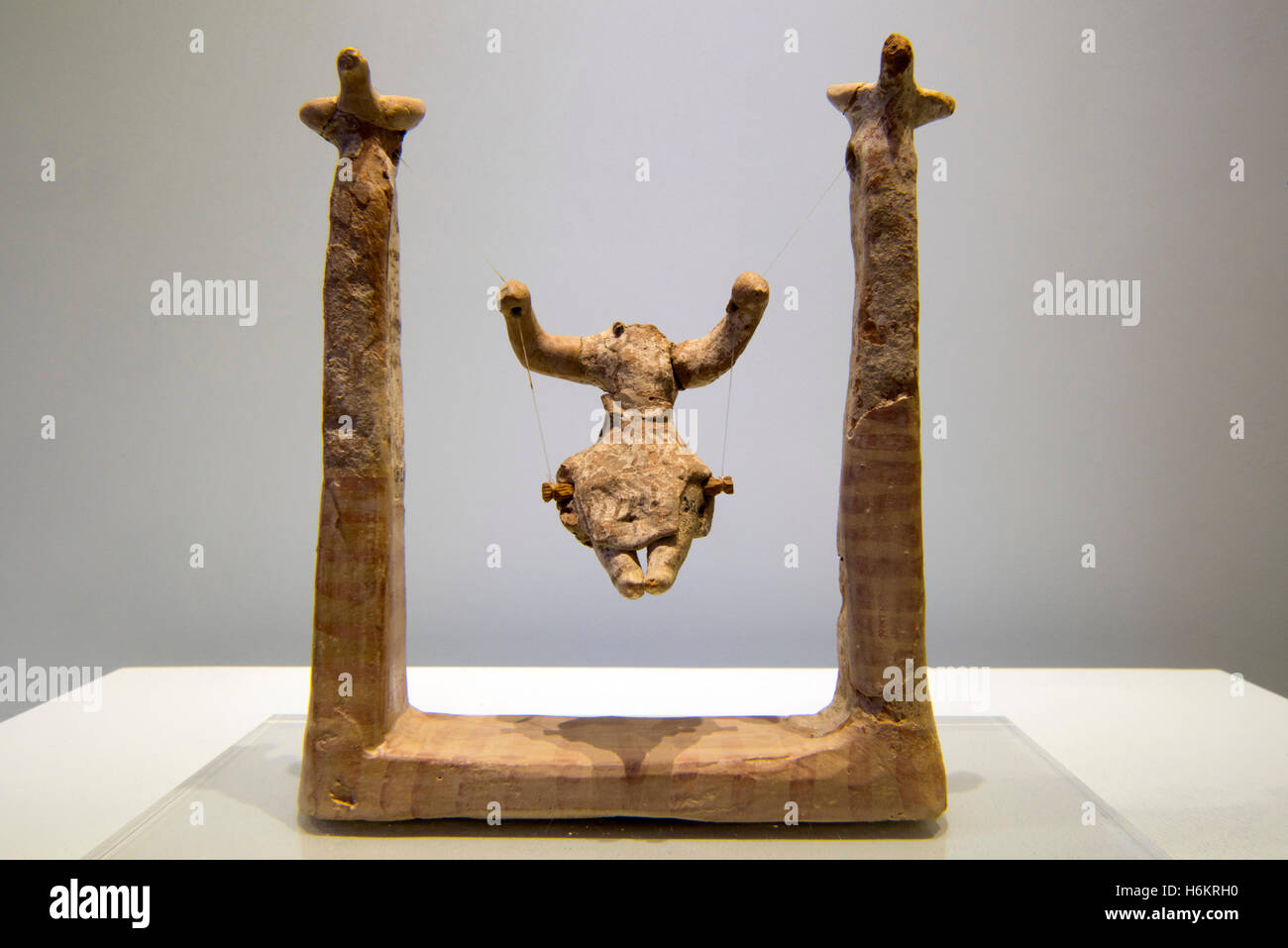 Griechenland, Kreta, Heraklion, Archäologisches Museum, Minoisches Exponat, Figur Auf Schaukel Stockfoto
