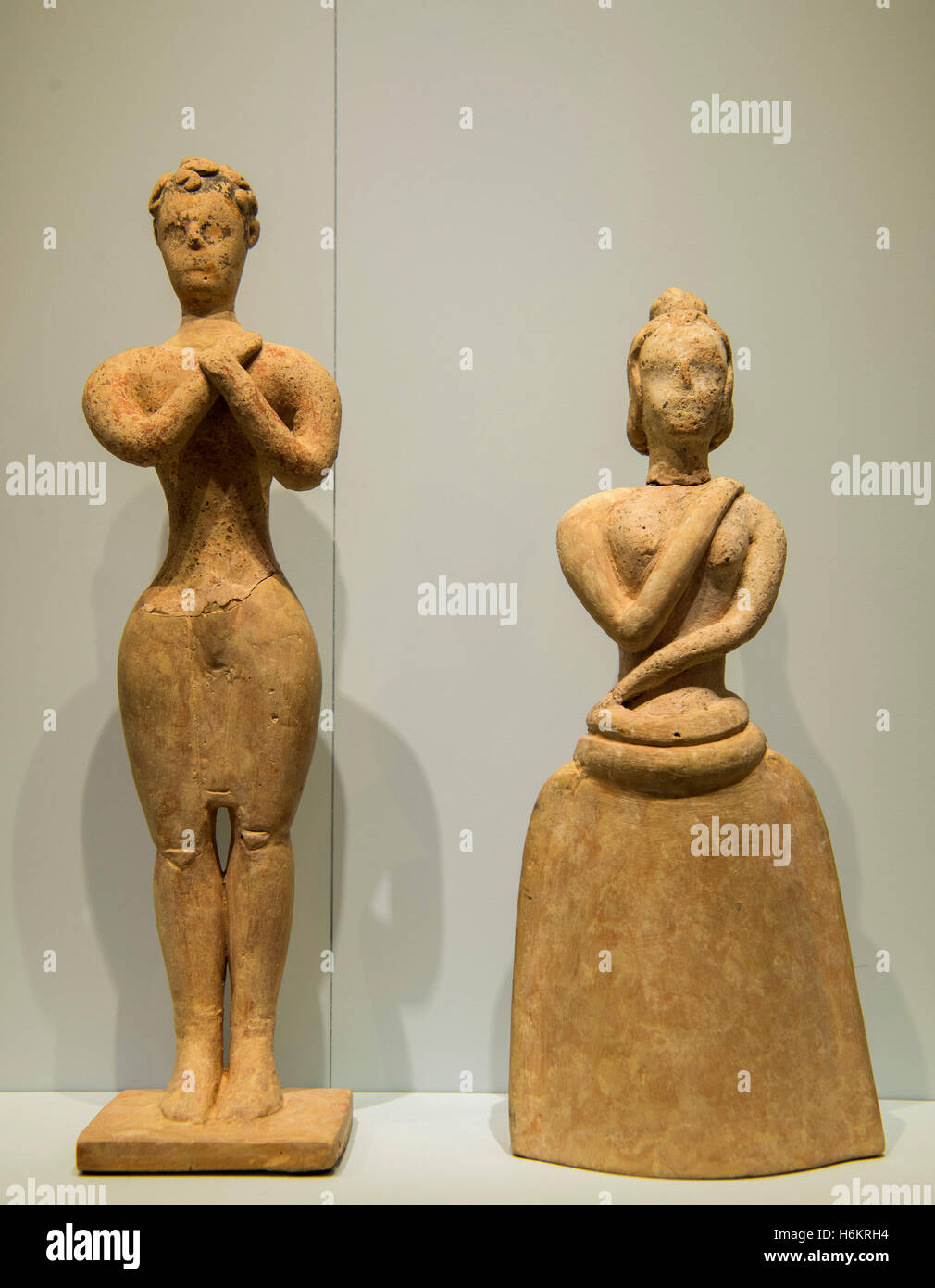 Griechenland, Kreta, Heraklion, Archäologisches Museum, Votiv Skulpturengruppe, Minoische Göttinnen Stockfoto