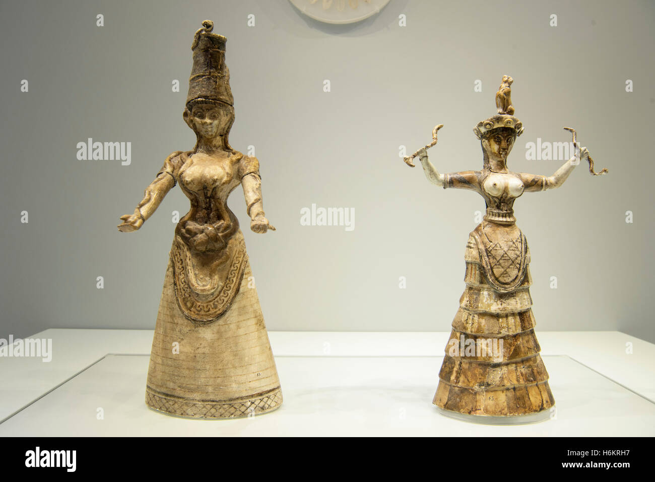 Griechenland, Kreta, Heraklion, Archäologisches Museum, Votiv-Figuren, Rechts sterben so Genannte Kleine Schlangengöttin aus Fayence eine Stockfoto