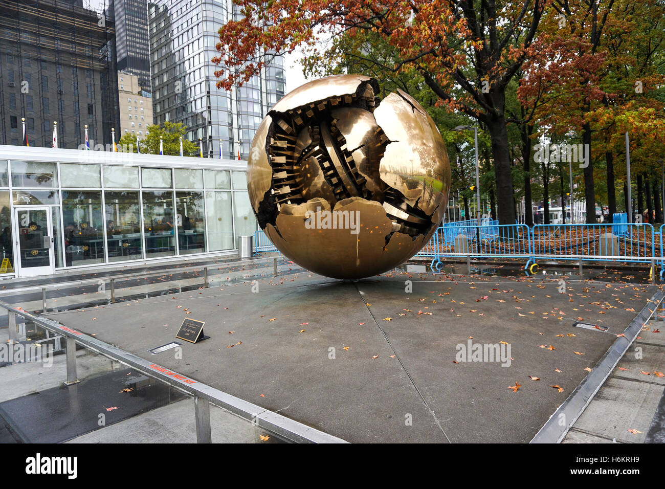 Kugel in Kugel - Bronze-Skulptur des italienischen Bildhauers Arnaldo Pomodoro am Sitz der Vereinten Nationen, New York City Stockfoto