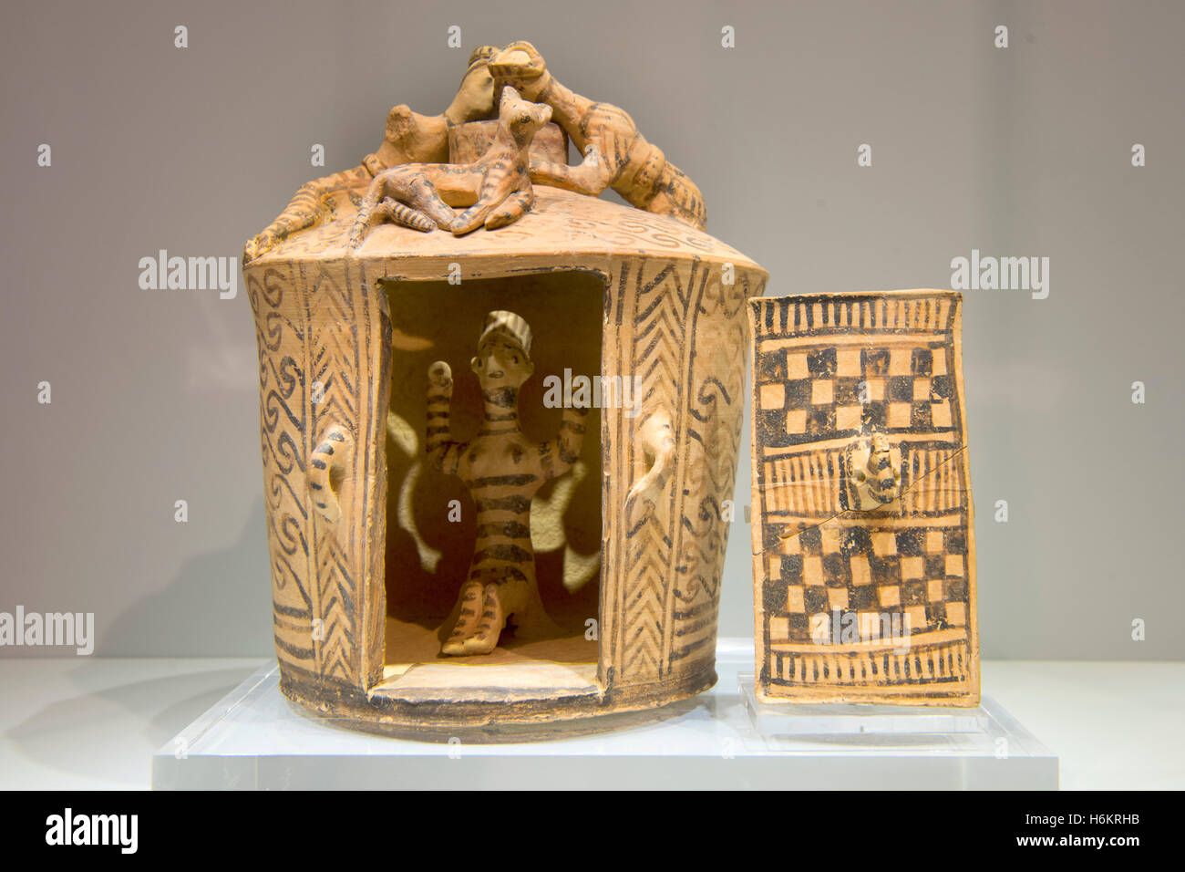 Griechenland, Kreta, Heraklion, Archäologisches Museum, Ein Rundes aus Archanes Stammendes Heiligtum (Protogeometrisch), in Dem s Stockfoto