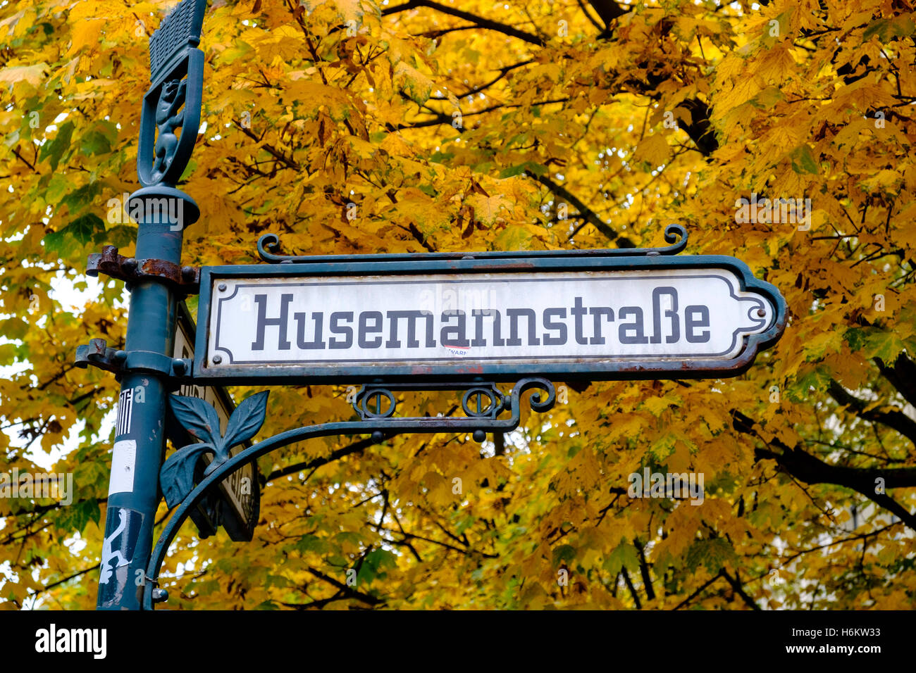 Reich verzierte alte Straßenschild an der Husemannstraße im böhmischen Prenzlauer Berg im Herbst in Berlin Deutschland Stockfoto