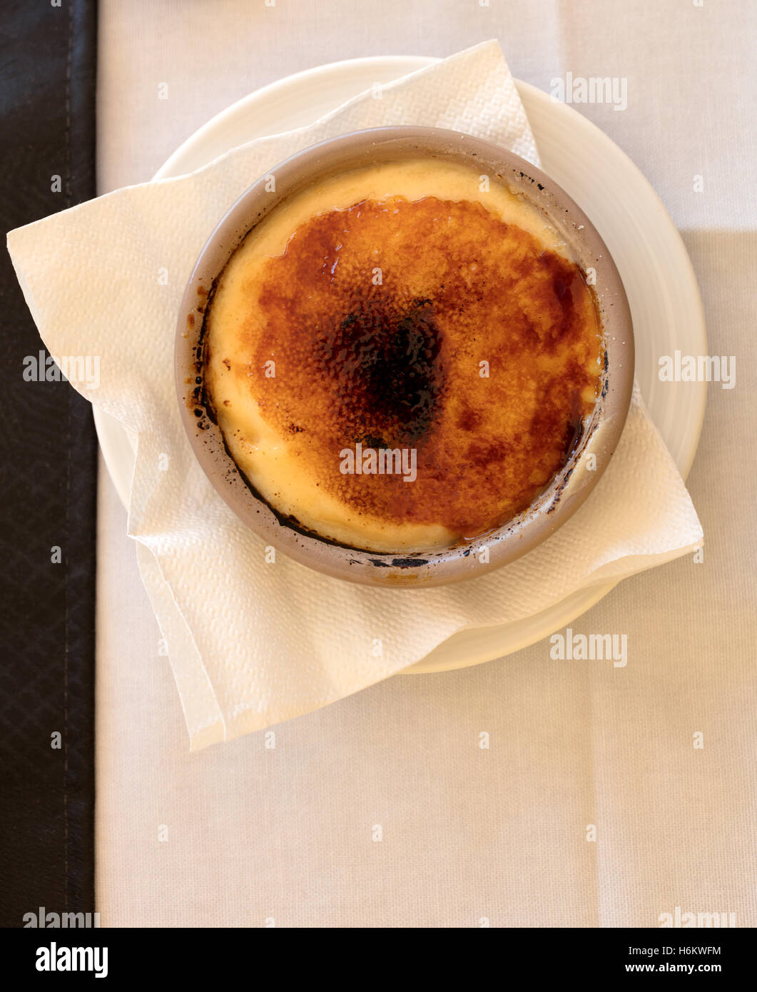 typische spanische Dessert Region Katalonien, ist es mit süßer Sahne, Zimt, Zitrone und Zucker verbrannt auf der Oberfläche gemacht. Stockfoto