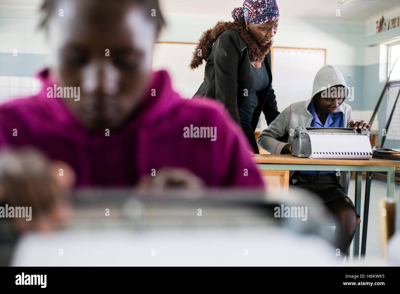 Ein Lerner der Eluwa besondere Schulbereiche auf einer Schreibmaschine während der Englischstunde. Stockfoto