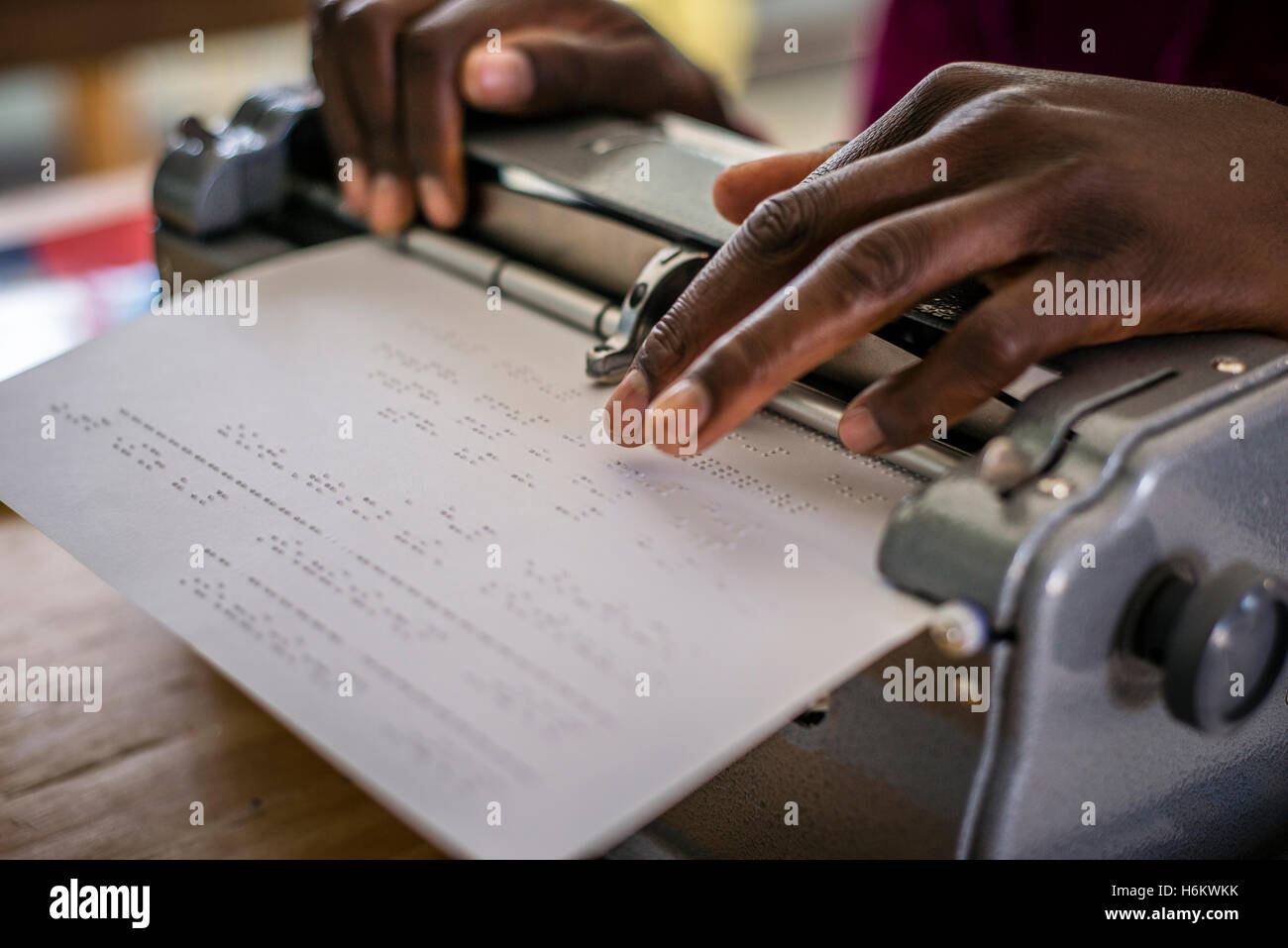 Ein Lerner der Eluwa besondere Schulbereiche auf einer Schreibmaschine während der Englischstunde. Stockfoto
