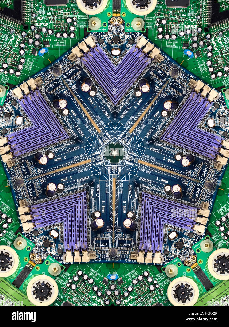 Ein Kaleidoskop-Bild aus dem Inneren eines Computers - seinen Motherboard, Computer-Chip und elektronische Teile gemacht. Stockfoto