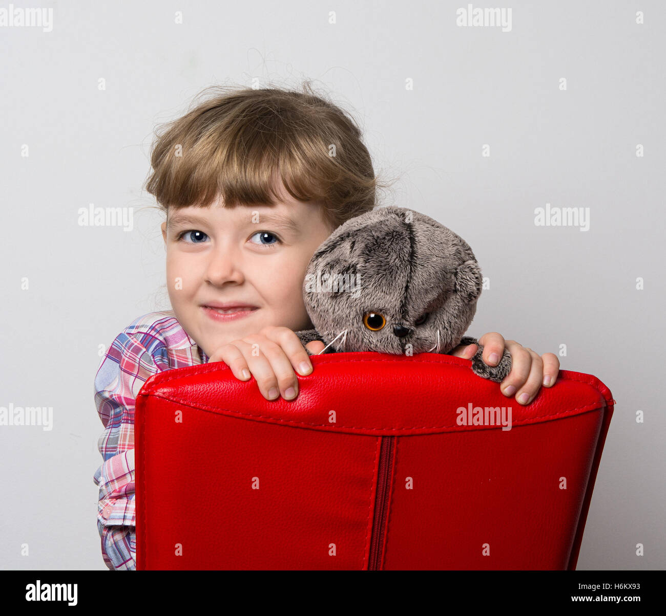 Mädchen mit einem Lieblings Stofftier Stockfoto