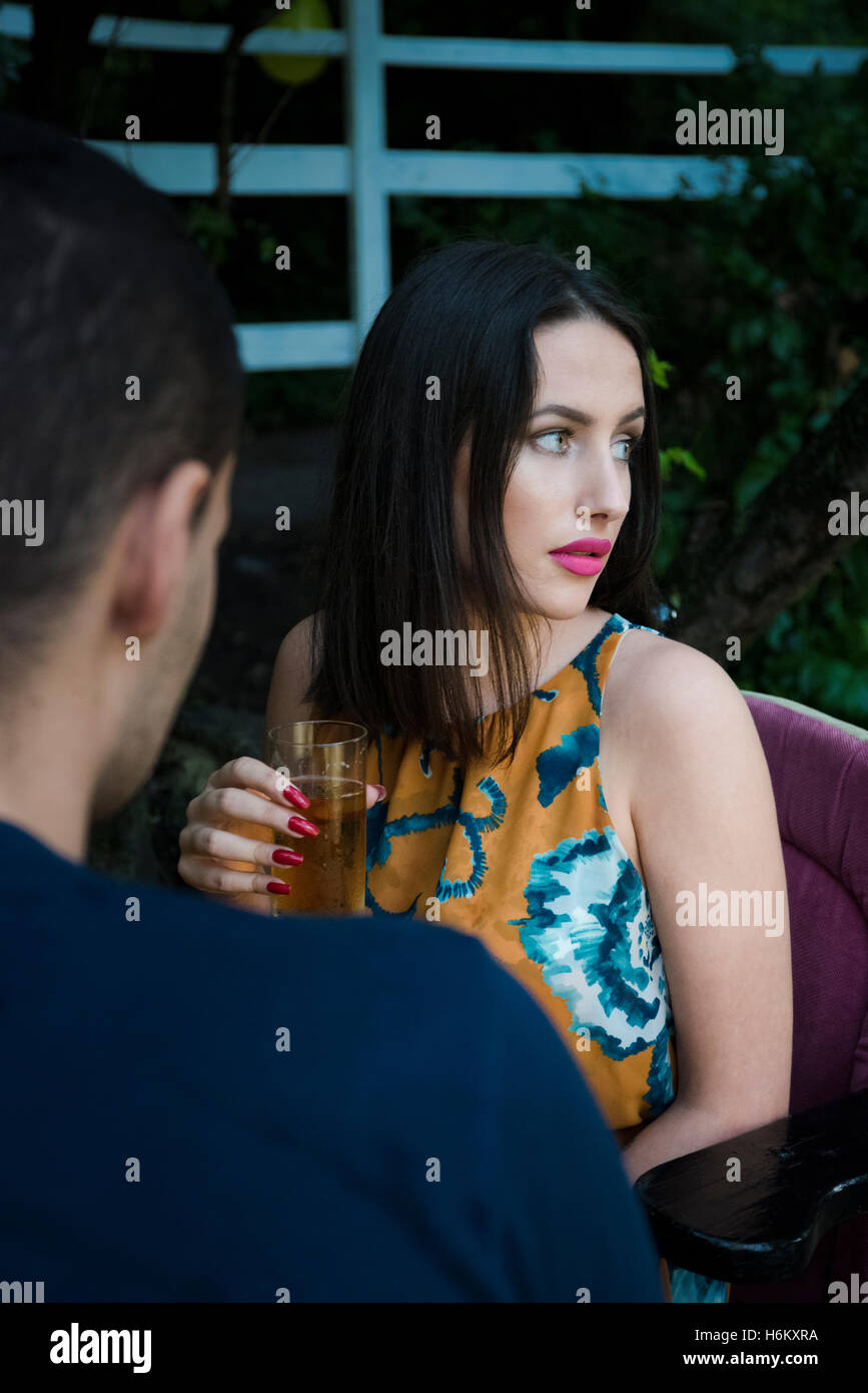 Mädchen mit einem Drink in einer bar Stockfoto