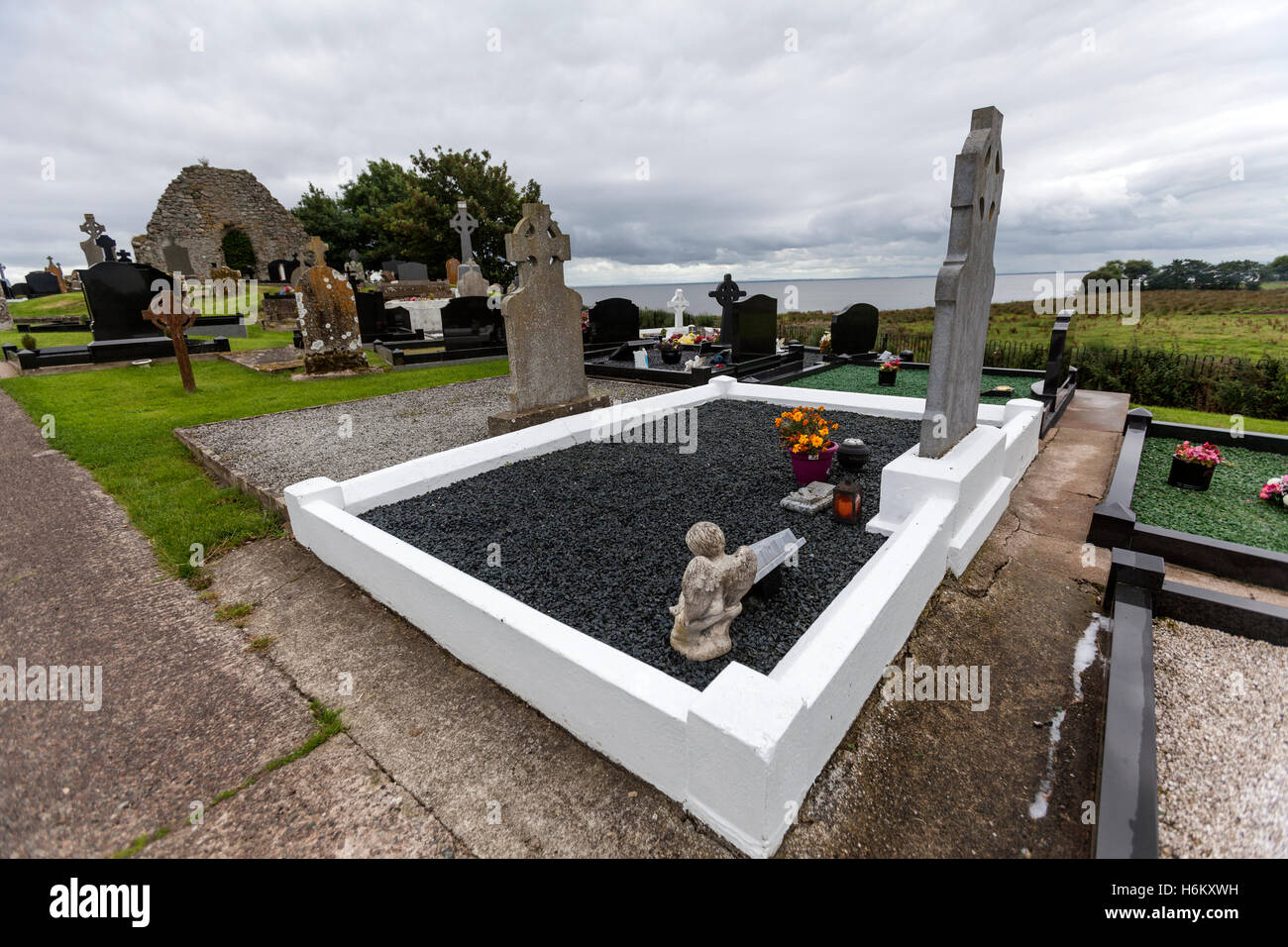 Kloster und eine Kirche in der Nähe von Ardboe hohe Kreuz, Ardboe, Grafschaft Tyrone, Nordirland, Vereinigtes Königreich Stockfoto