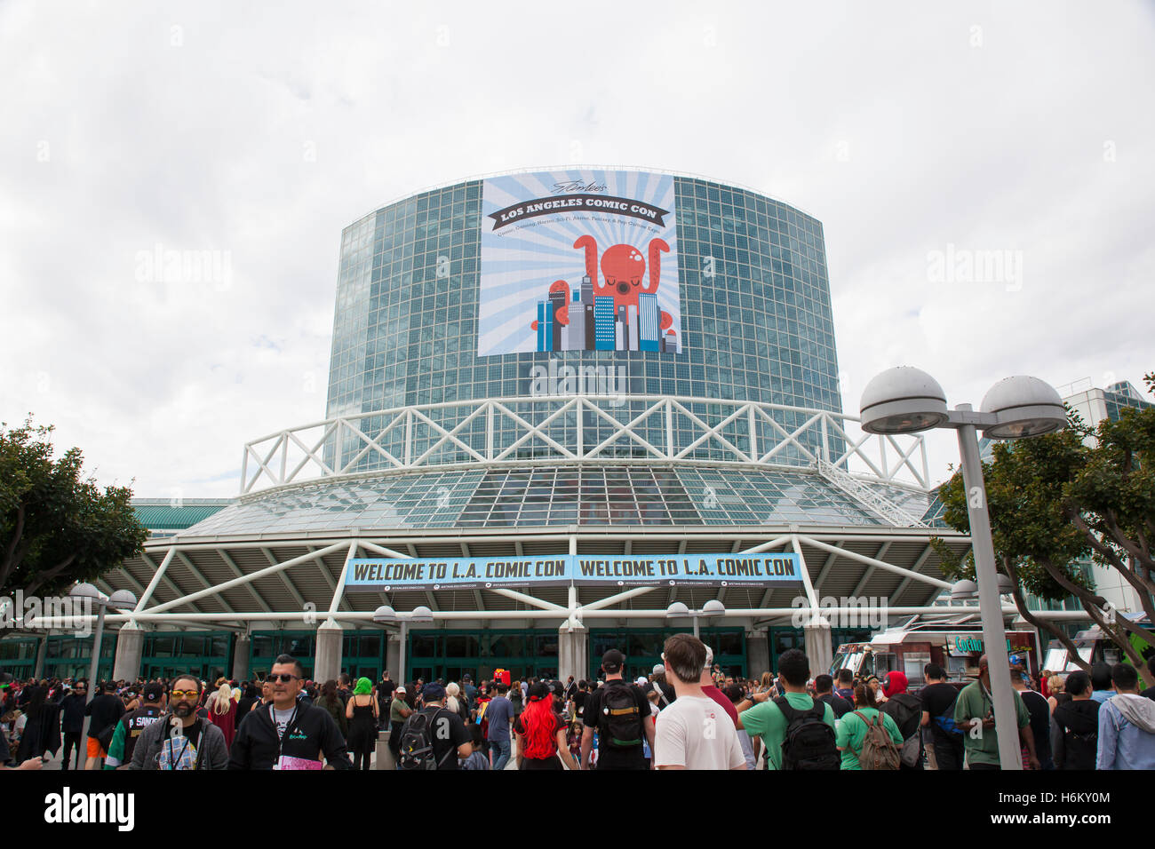 STAN LEE LA COMIC CON: Cosplayer, Fans und Anbieter kommen für den Jahreskongress der pop-Kultur in Downtown Los Angeles. Stockfoto