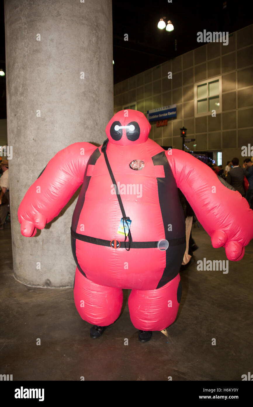 STAN LEE LA COMIC CON: Ein Cosplayer ein Baymax Kostüm. Baymax ist eine Figur aus dem Disney-Animationsfilm Big Hero 6. Stockfoto