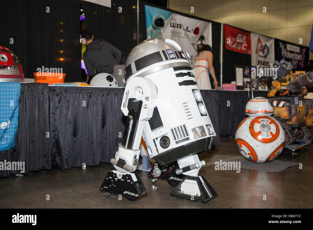 STAN LEE LA COMIC CON: Nachbildung der R2 Einheit Droiden aus den Star Wars Filmen mit BB8, R2D2. Stockfoto