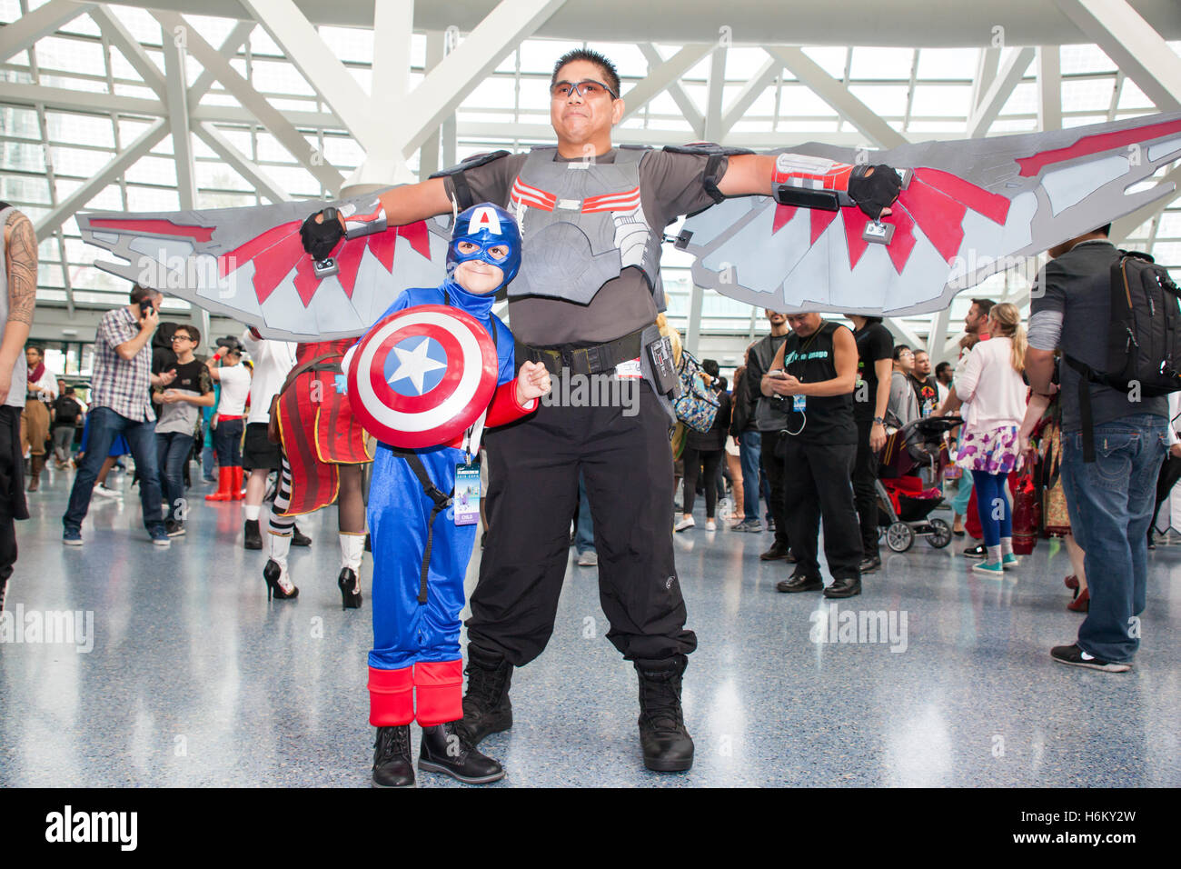 STAN LEE LA COMIC CON: Ein Cosplayer verkleidet als Falcon aus den Marvel-Filme mit einem kleinen Jungen, verkleidet als Captain America. Stockfoto