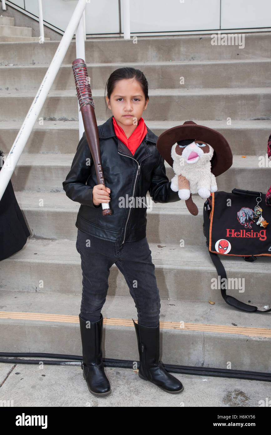 Stan Lee La Comic Con Ein Kleines Madchen Gekleidet Als Zeichen Negan Aus Der Amc Serie The Walking Dead Stockfotografie Alamy