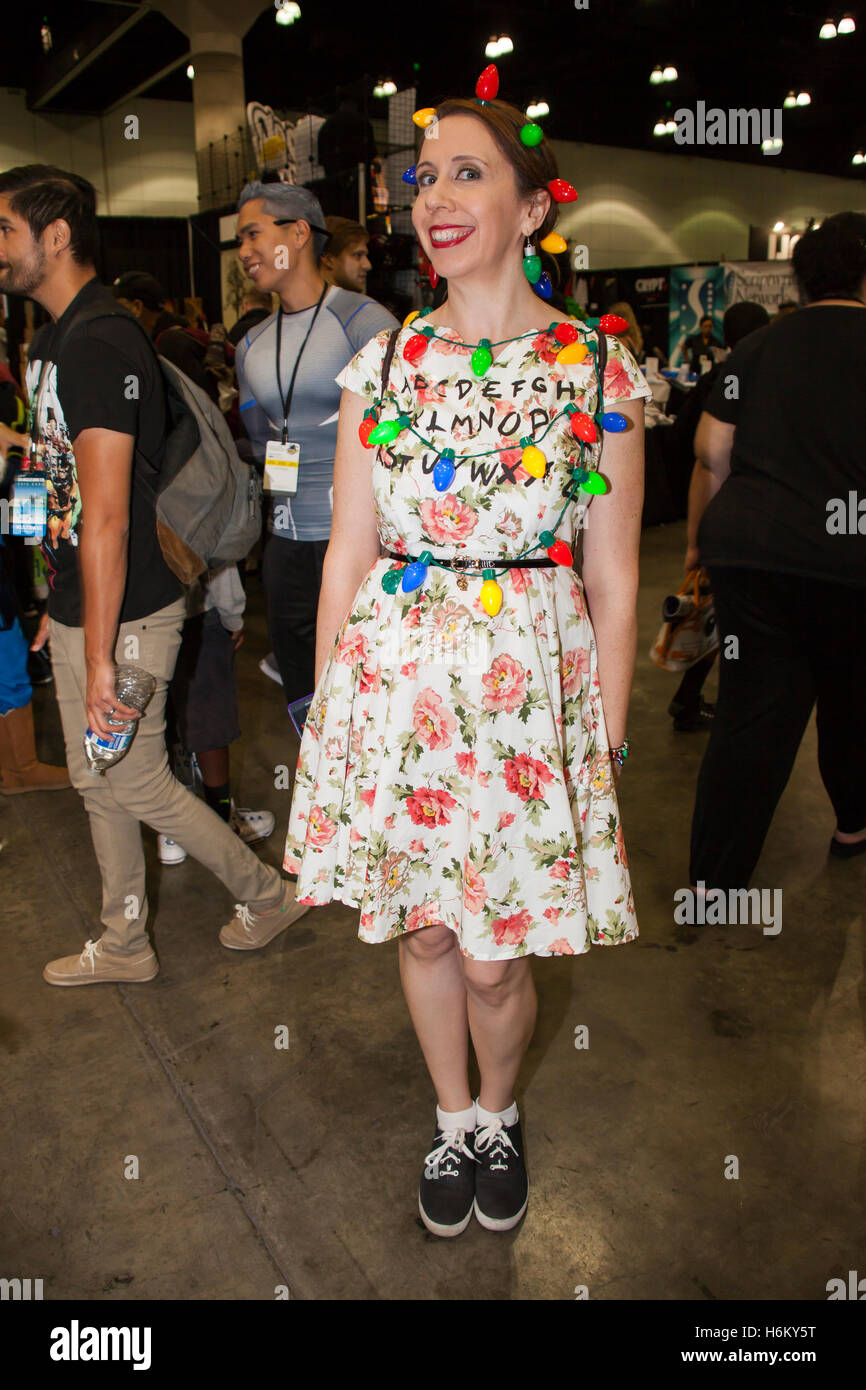 Stan Lee La Comic Con Cosplayer Dina Kampmeyer Gekleidet Wie Die Wand Aus Der Netflix Serie Fremde Dinge Stockfotografie Alamy