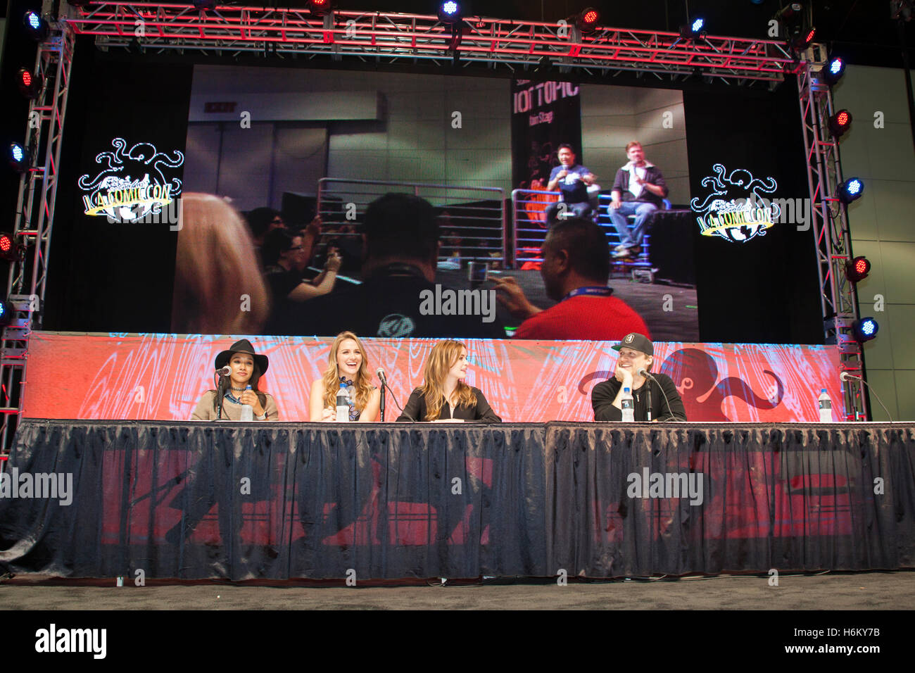 STAN LEE LA COMIC CON: Die Besetzung von CW-TV-show The Flash. Candice Patton, Danielle Panabaker, Teddy Sears, Liam McIntyre. Stockfoto