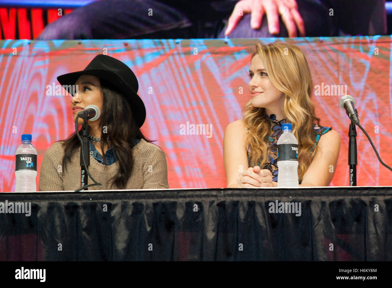 STAN LEE LA COMIC CON: Die Besetzung von CW-TV-show The Flash. Candice Patton, Danielle Panabaker, Teddy Sears, Liam McIntyre. Stockfoto