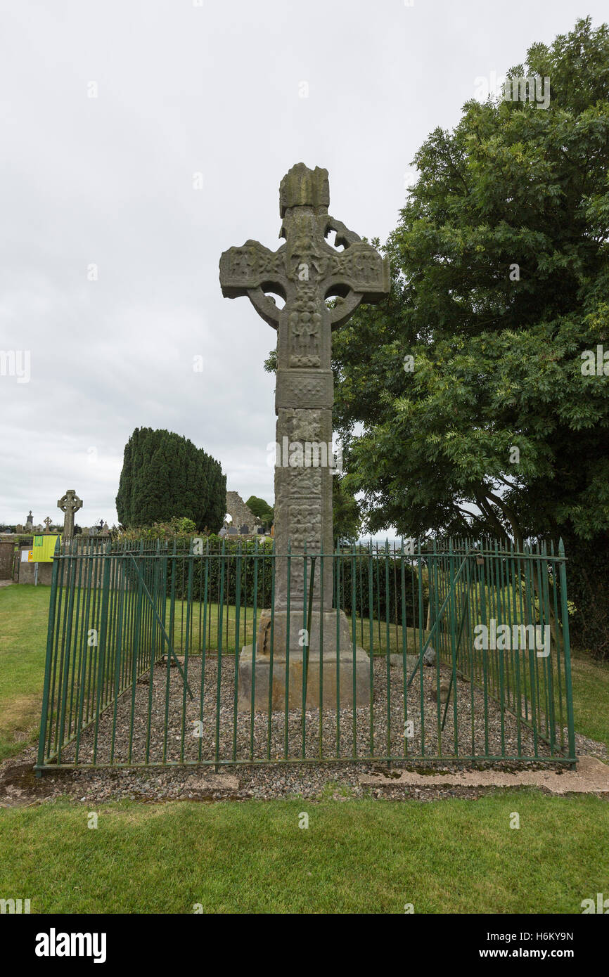 Die Westwand beschreibt die Anbetung der Heiligen drei Könige, Ardboe hohe Kreuz, Ardboe, Grafschaft Tyrone, Nordirland, Vereinigtes Königreich Stockfoto