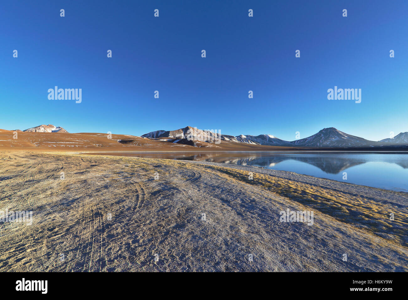 Lake Lejia mit Bergen im Hintergrund. Diese Lagune liegt in der Atacama-Wüste in der Nähe von Lascar Vulkan in Chile. Stockfoto