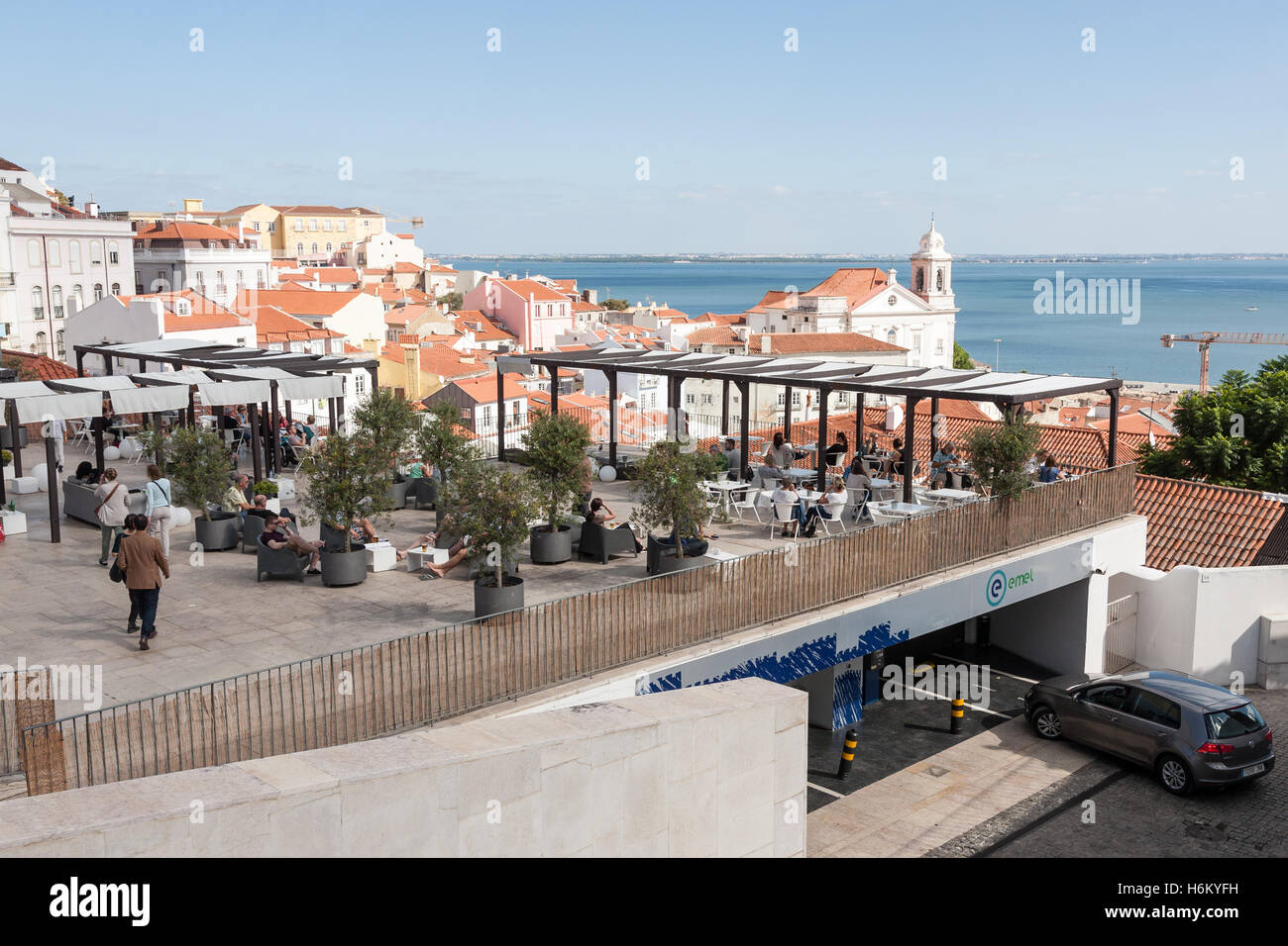 Restaurantbar auf Parkplatz, Alfama, Lissabon, Portugal Stockfoto