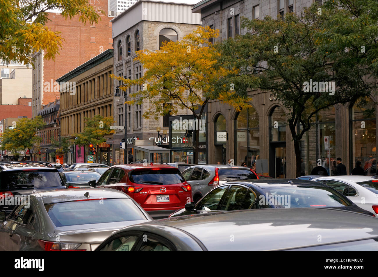 Staus auf der Rue Sainte-Catherine oder Saint Catherine Street in der Innenstadt von Montreal, Quebec, Kanada Stockfoto