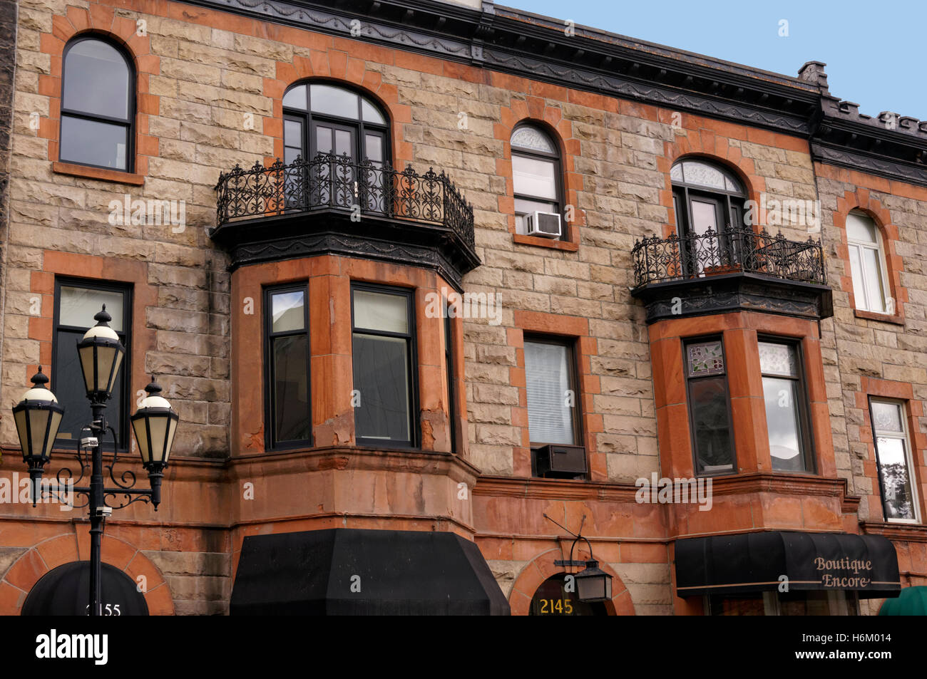 Alte rote Steingebäude mit Erkerfenstern an der Crescent Street in der Innenstadt von Montreal, Quebec, Kanada Stockfoto