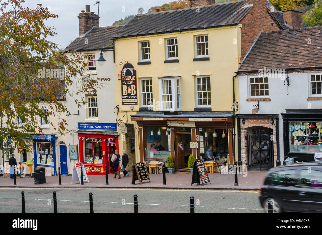 Geschäfte an der Hauptstraße durch das Dorf von Ironbridge, Shropshire. Stockfoto