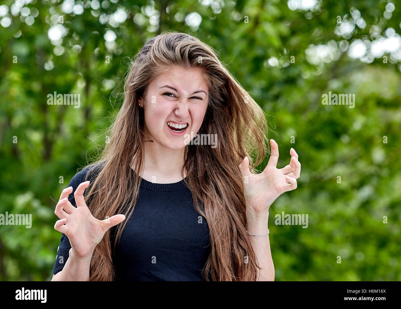 Junge Frau wütend mit verrückten Augen und bösen Ausdruck Stockfoto