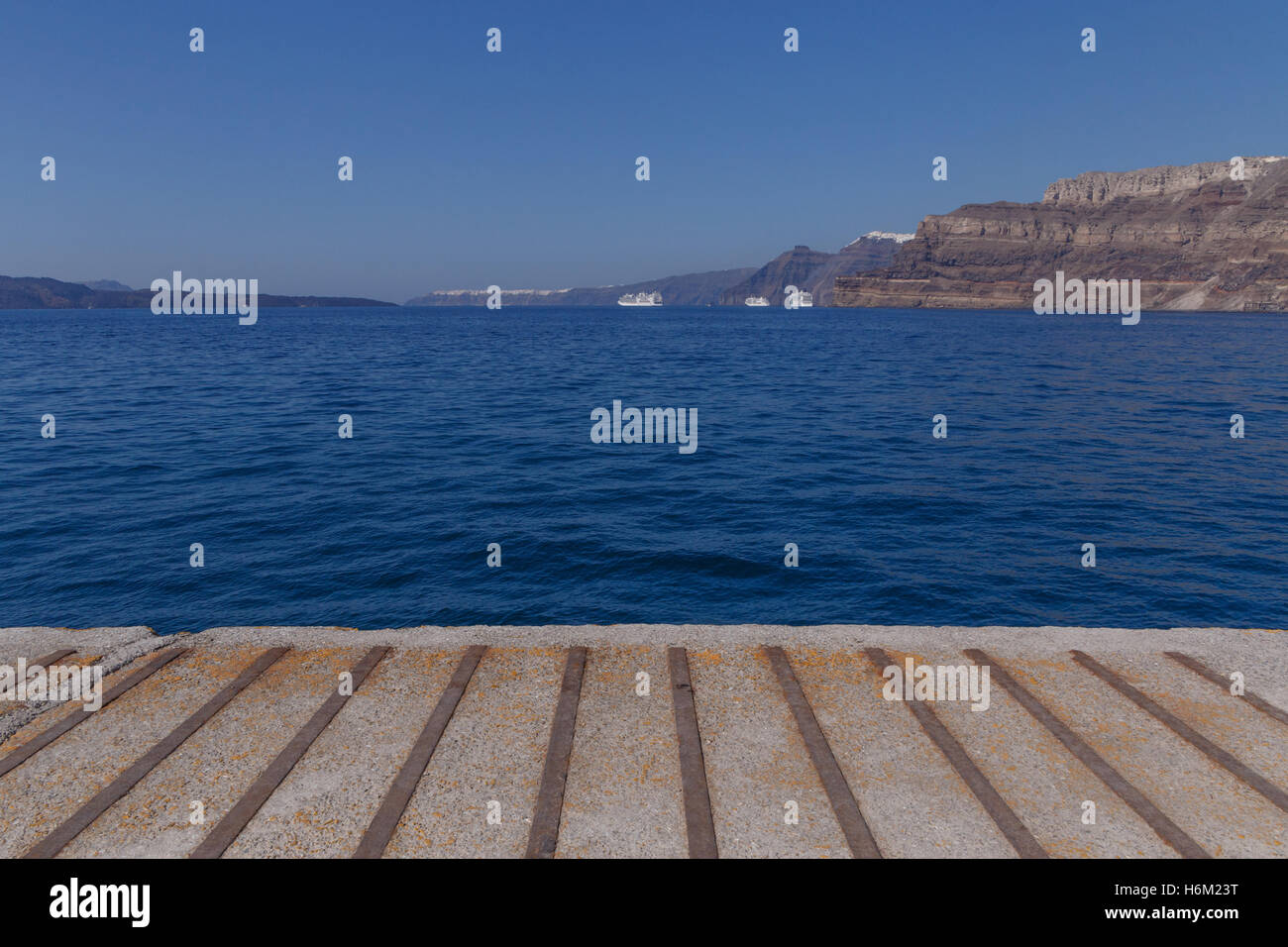 Blick auf Caldera von Santorin vom Pier des Hafens Stockfoto