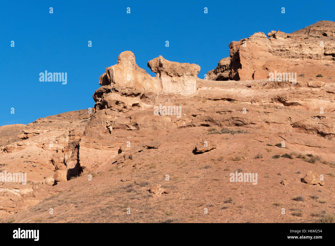 Majestätischen Klippen auf einem Hintergrund des blauen Himmels. Tscharyn Canyon, Kasachstan. Stockfoto