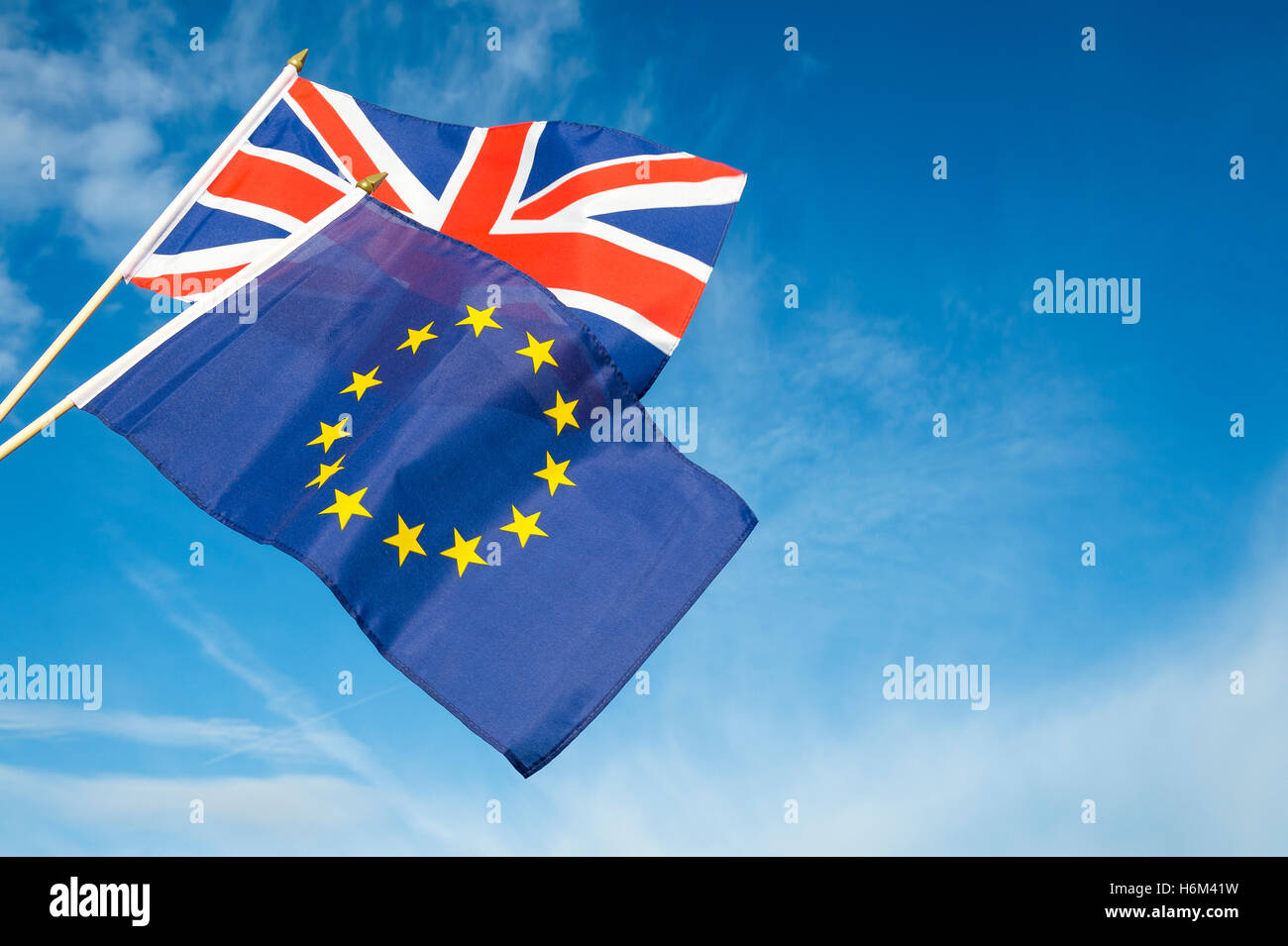 Europäischen Union und der britische Union Jack Flagge vor strahlend blauem Himmel in einer Erklärung der Austritt der Volksabstimmung über EU Stockfoto