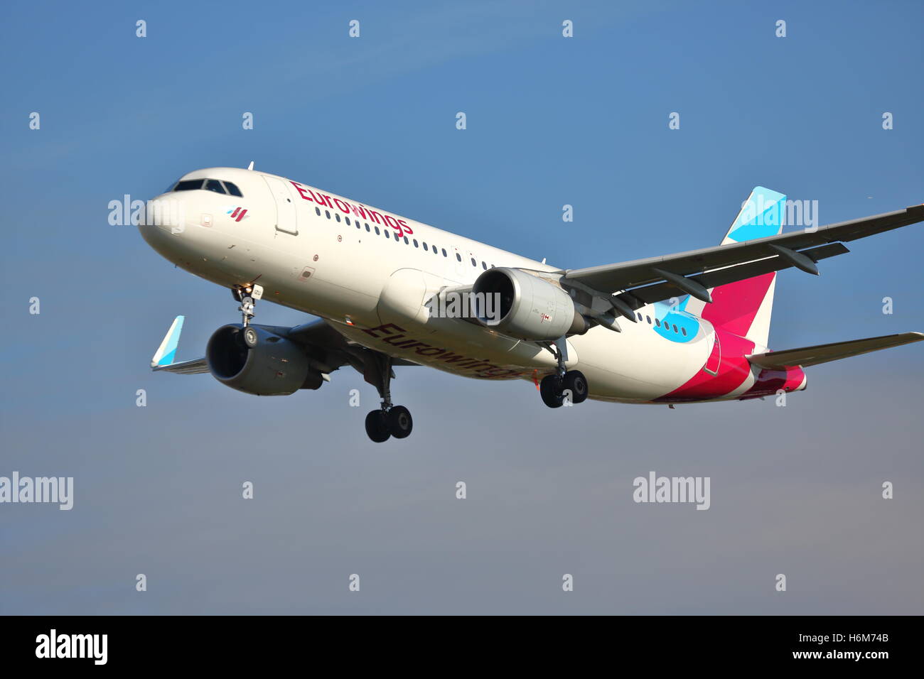 Eurowings Airbus A320-200 D-AIZU landet auf dem Flughafen London Heathrow, Vereinigtes Königreich Stockfoto