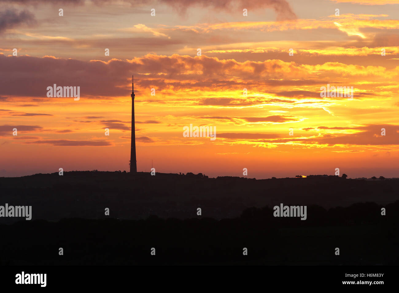 17.10.2016. Huddersfield, Großbritannien. Im Herbst Sonne über Emley Moor Mast an einem kalten Morgen in West Yorkshire Stockfoto