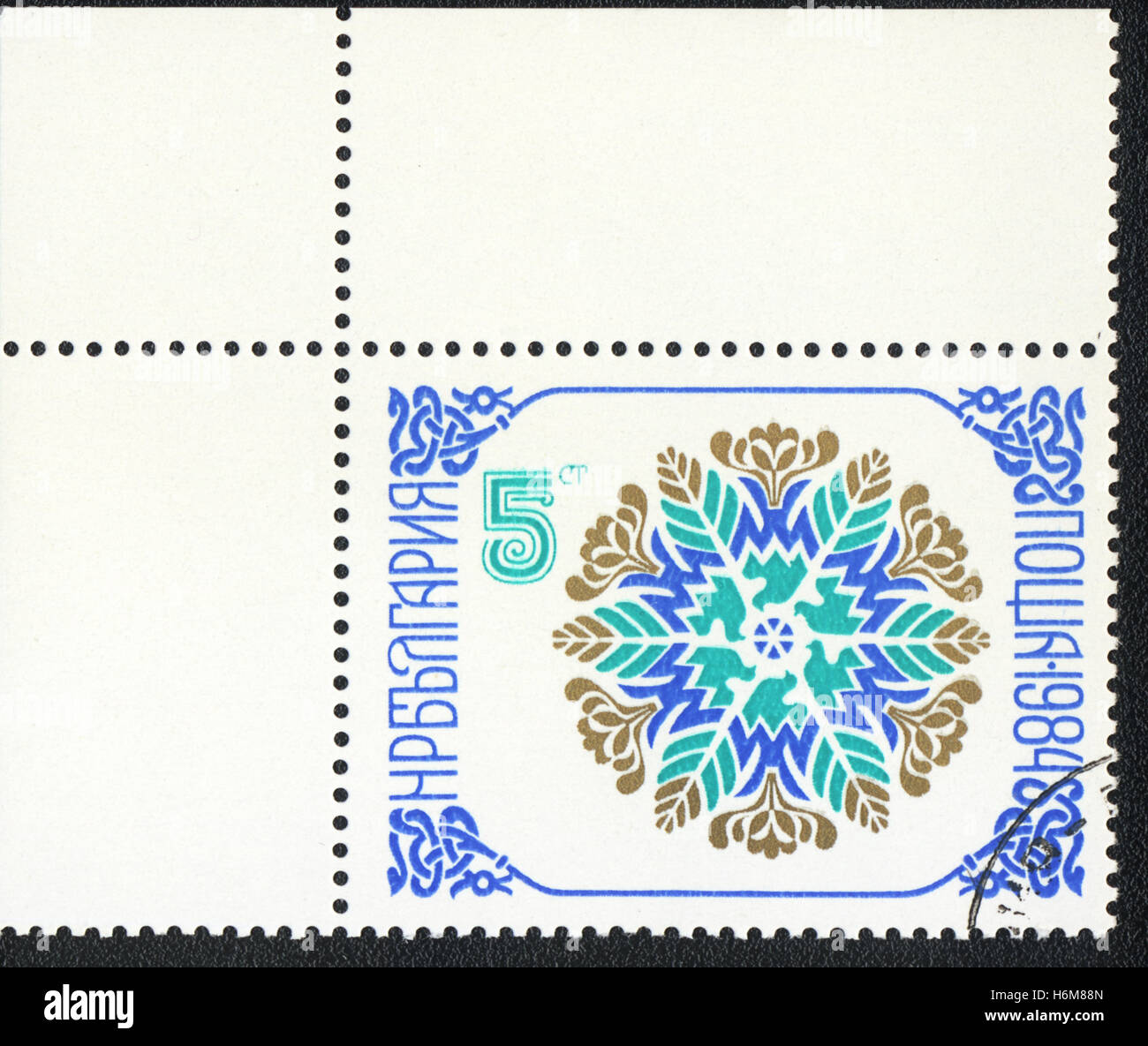 Eine Briefmarke gedruckt in Bulgarien, zeigt Blumenmuster oder Schnee in Form eines Sterns, ca. 1984 Stockfoto