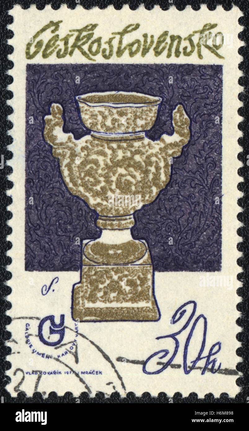 Vase mit gold Dekor, circa 1977 zeigt eine Briefmarke gedruckt in der Tschechoslowakei, Stockfoto