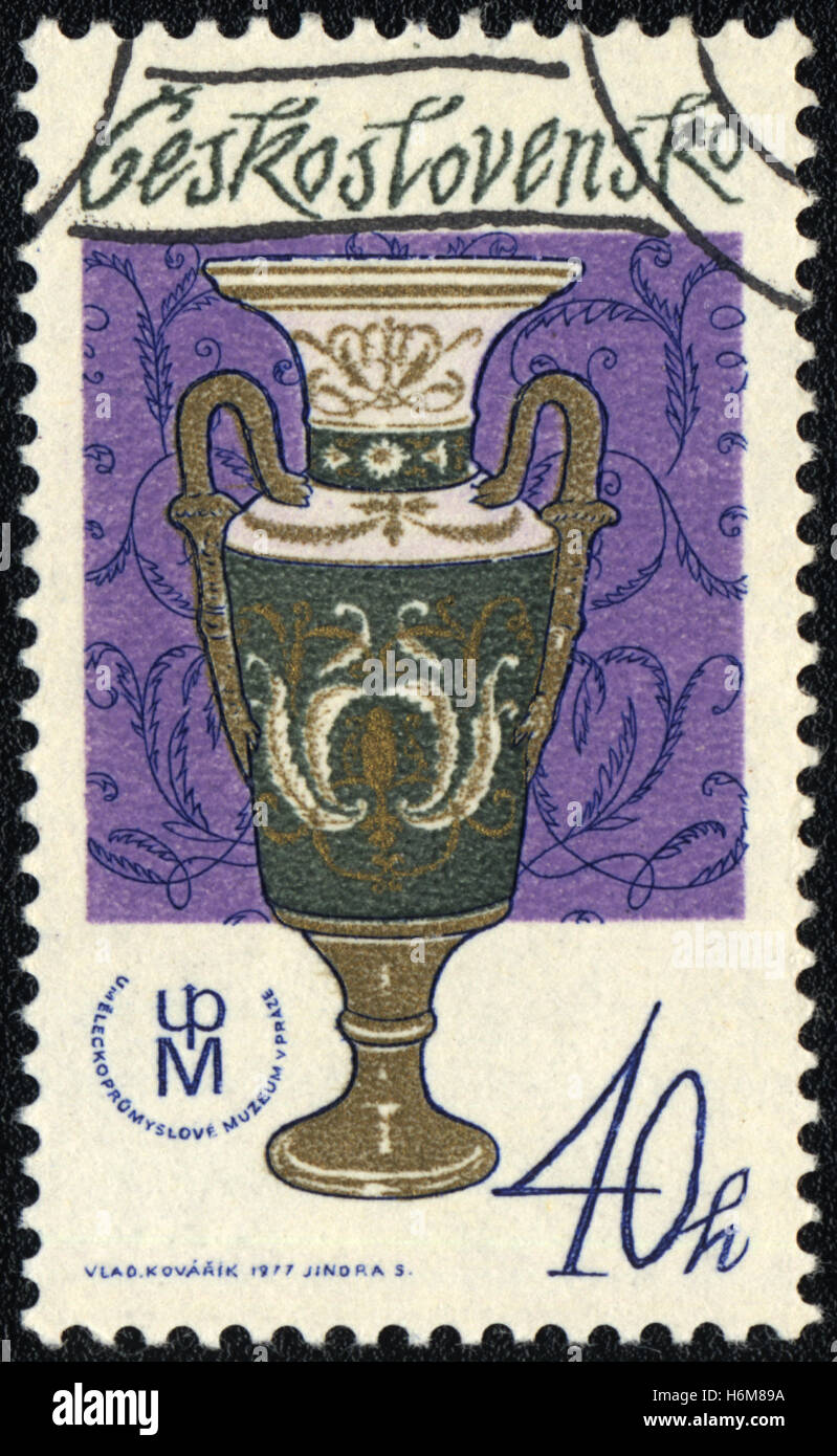 Vase mit 1820 Produktion circa 1977 zeigt eine Briefmarke gedruckt in der Tschechoslowakei, Stockfoto