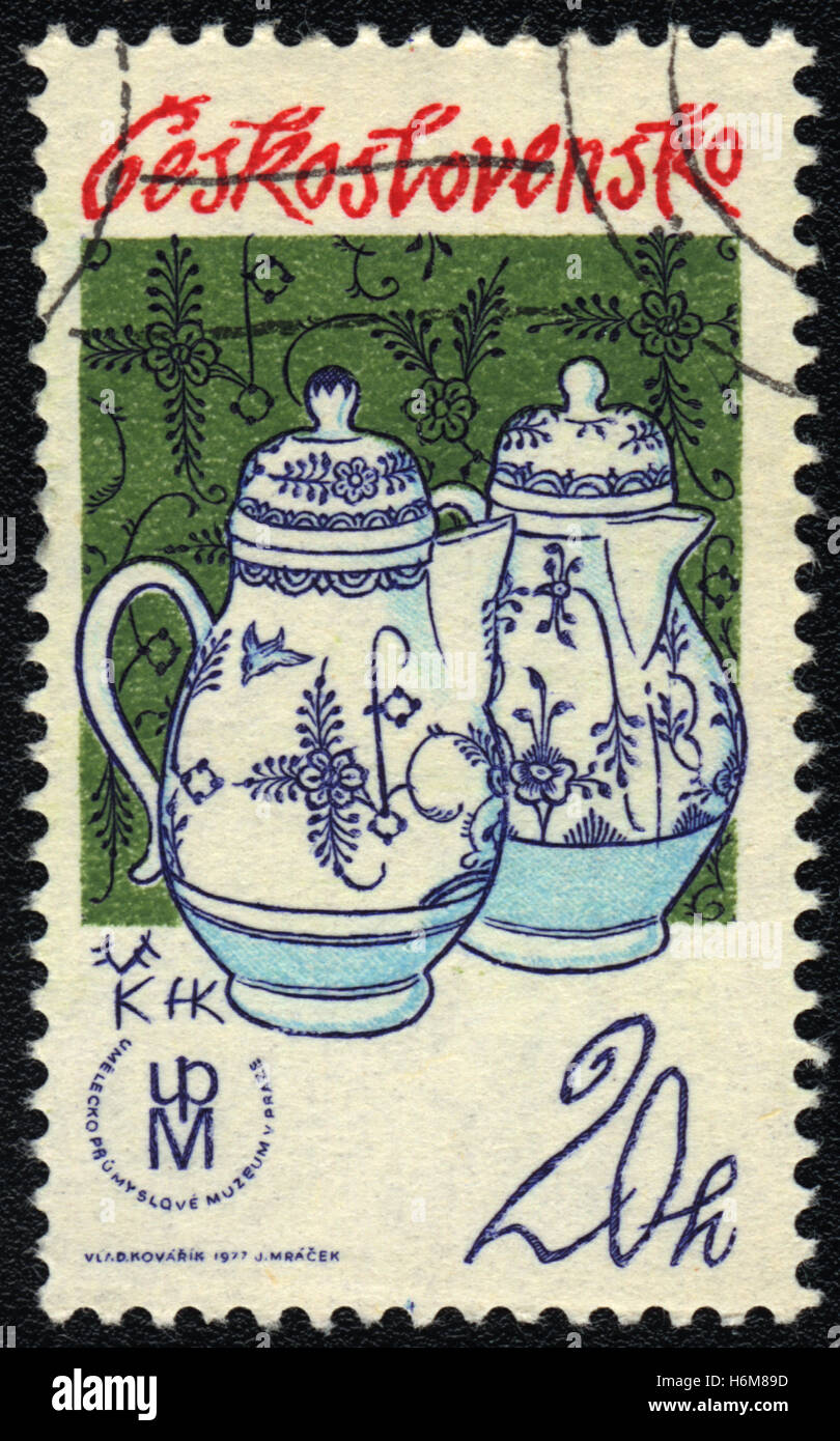 Eine Briefmarke gedruckt in der Tschechoslowakei, Krug mit Kobalt Dekoration zeigt, "The Bird und den Felsen", ca. 1977 Stockfoto