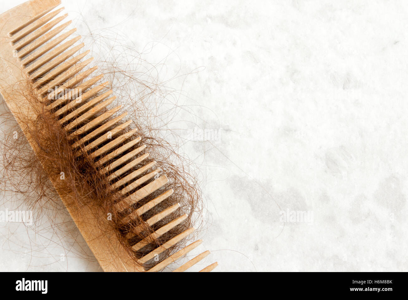 Haare auf hölzernen Kamm close up - Haar-Verlust-Problem-Konzept Stockfoto