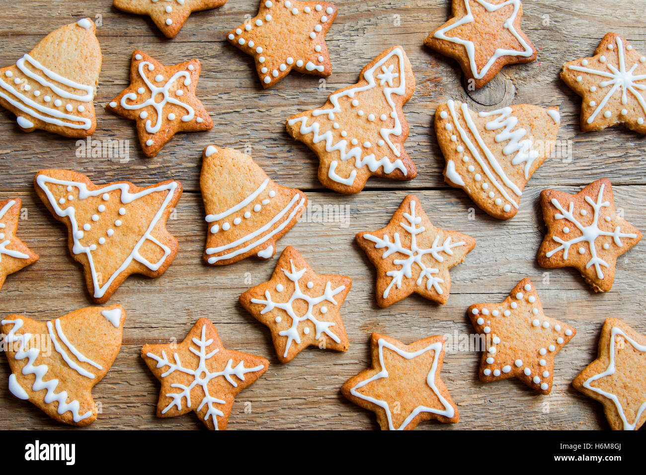 Weihnachten Lebkuchen auf Holztisch - festliche hausgemachte Weihnachtsbäckerei Stockfoto