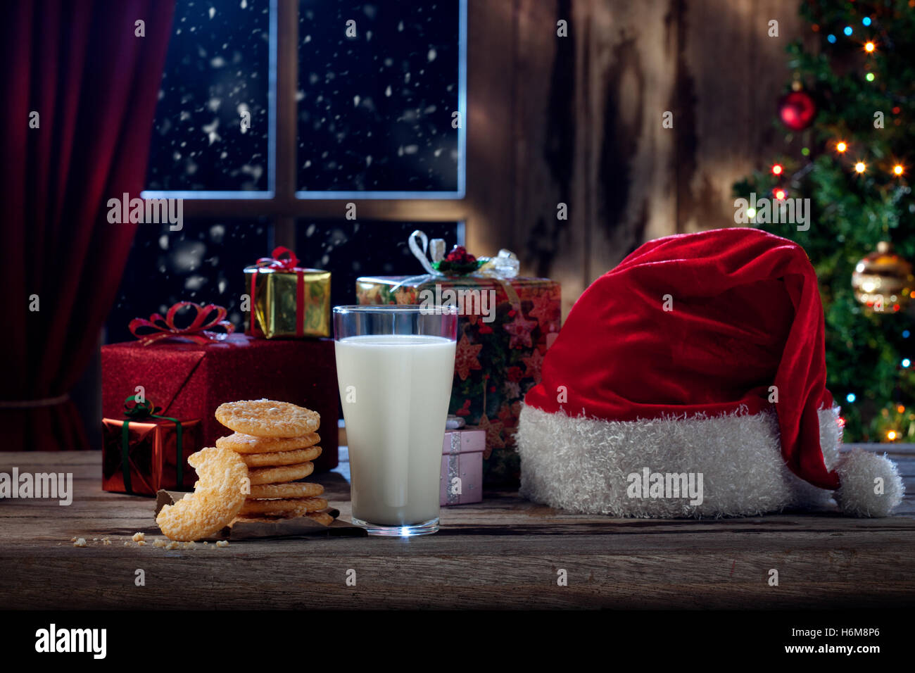 Nahaufnahme von Glas Milch mit Keksen auf Farbe zurück Stockfoto