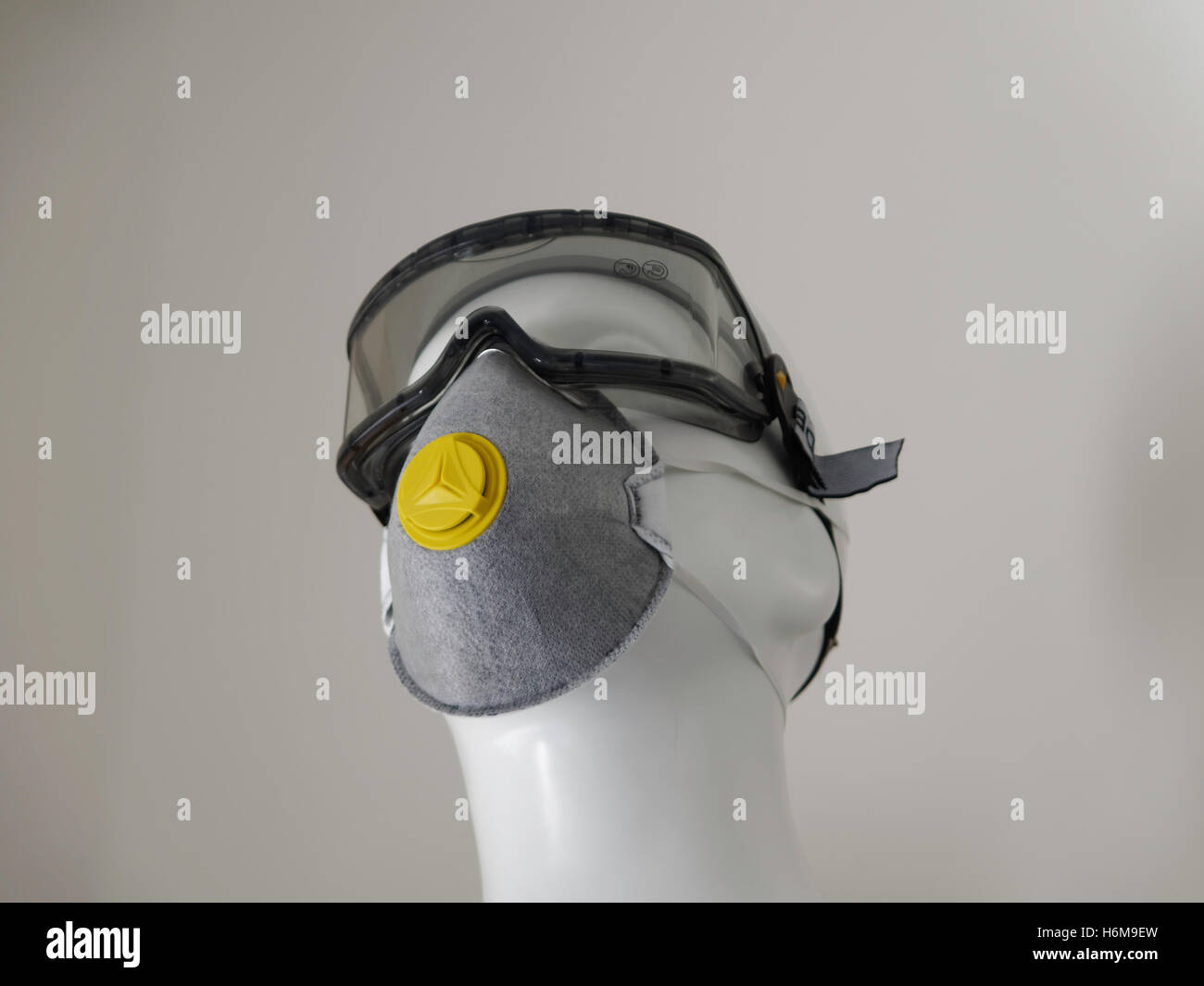 Holzkohle Staub schutz Maske mit Schutzbrille aktiviert Stockfoto