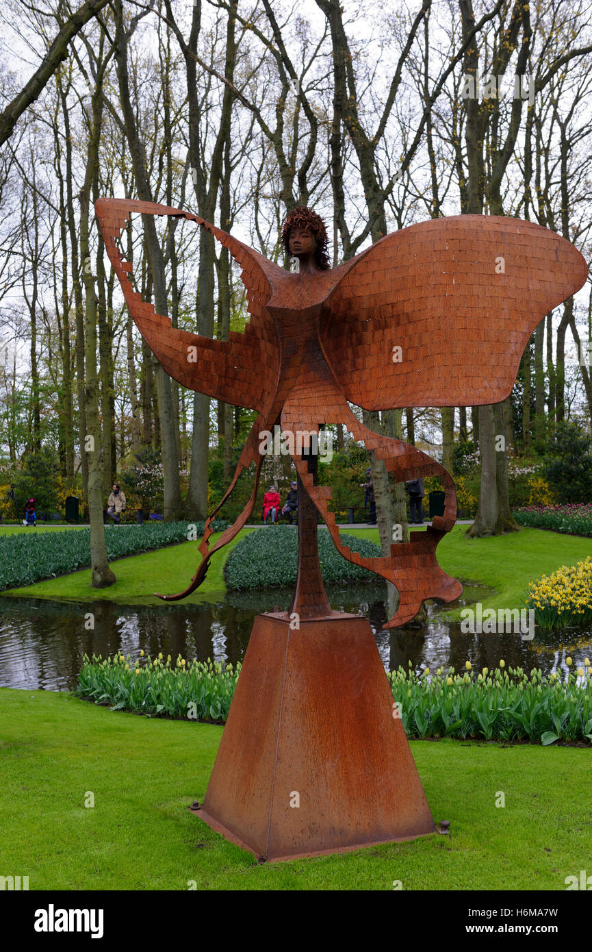 Ein Schmetterling Skulptur von Jack van Iwaarden de Vreede im Garten Keukenhof in Lisse, Holland, Niederlande. Stockfoto