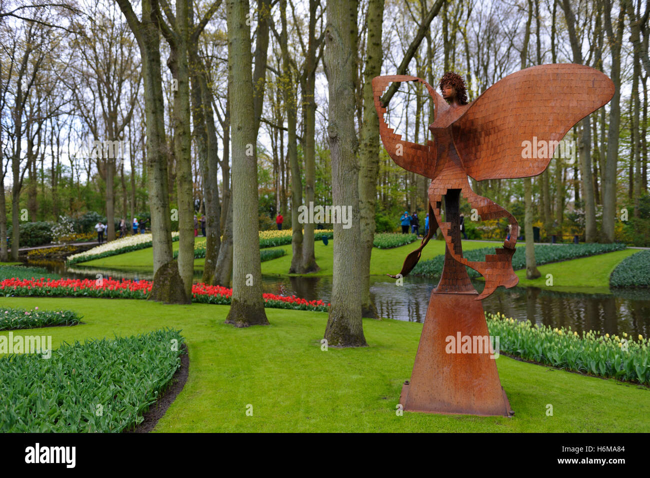 Ein Schmetterling Skulptur von Jack van Iwaarden de Vreede im Garten Keukenhof in Lisse, Holland, Niederlande. Stockfoto