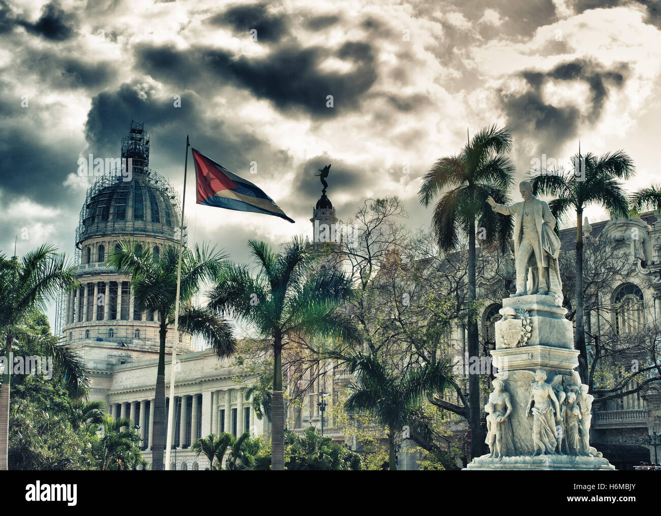Blick auf Havanna Central Park Statue mit Kapitol und kubanische Flagge im Hintergrund Stockfoto
